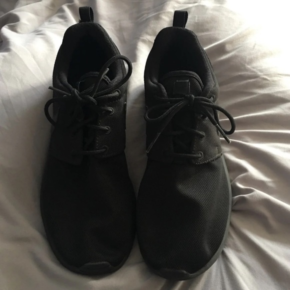 Black Nike Roshe One - Picture 2 of 5